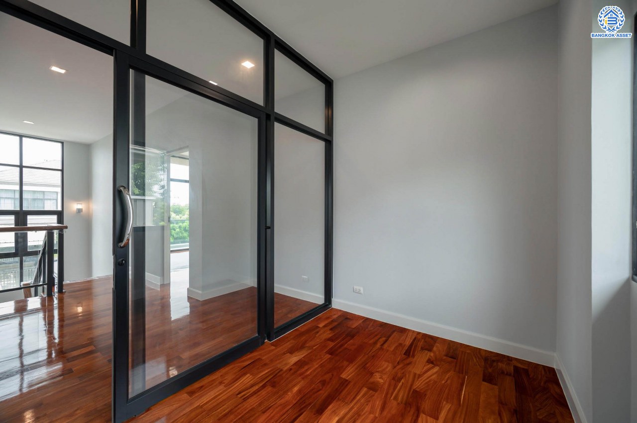 คฤหาสน์สุดหรู ดีไซน์สุด Luxury ติดถนนบรมราชชนนี โครงการ เดอะแกรนด์ ปิ่นเกล้า หลังมุม บนเนื้อที่ถึง 111.6 ตร.ว. ฟังก์ชัน 4 ห้องนอน 5 ห้องน้ำ 1 ห้องแม่บ้าน จอดรถได้ 2 คัน พร้อมบรรยากาศ Private บนทำเลเชื่อมต่อหลายเส้นทาง อาทิถนนบรมราชชนนี, ถนนพุทธมณฑลสาย3 ใกล้เซ็นทรัล ปิ่นเกล้า, ม.มหิดล และทางคู่ขนานลอยฟ้าบรมราชชนนี...